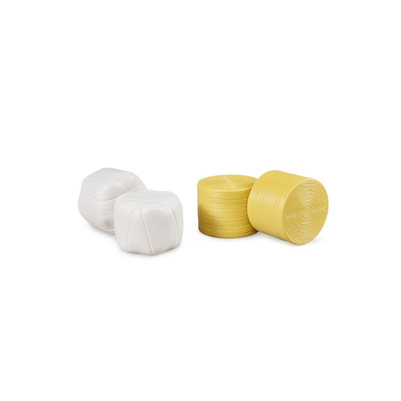 Balles de foin rondes 2 pièces triées emballées, déballées